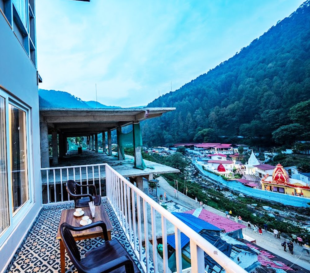 Things to Check Before Booking a Hotel Near Kainchi Dham Uttarakhand