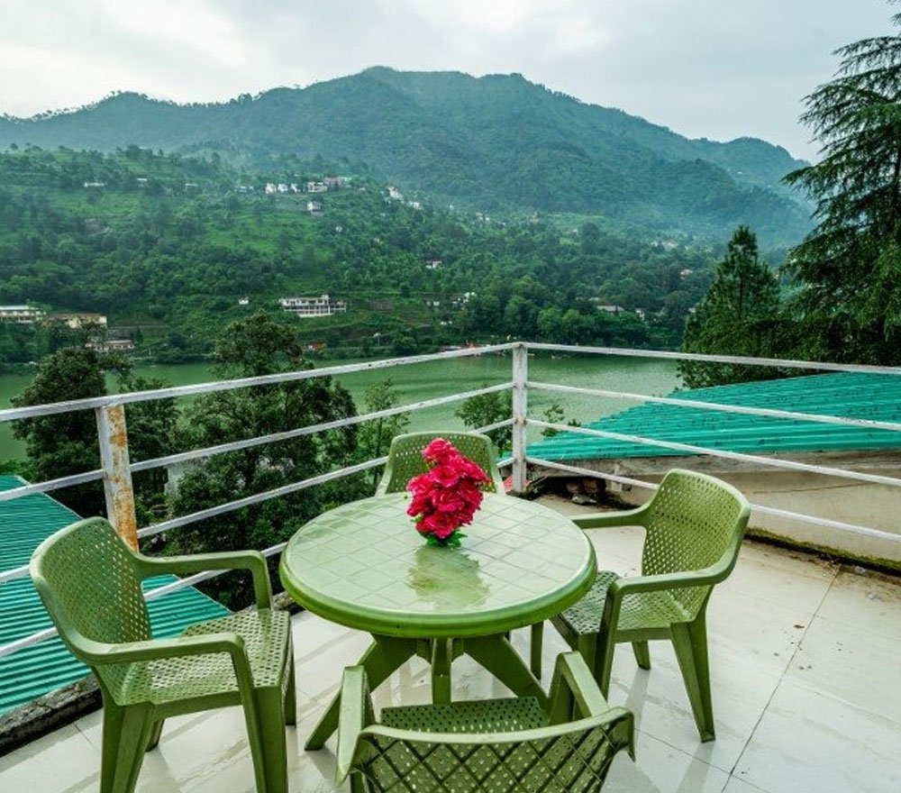 lake-view-hotel-in-bhimtal-couples