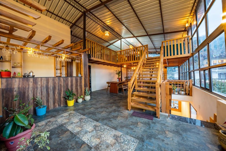 larisa hut on the mountain in manali